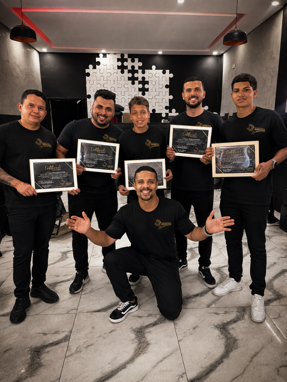 Gabriel Assunção com alunos exibindo certificados